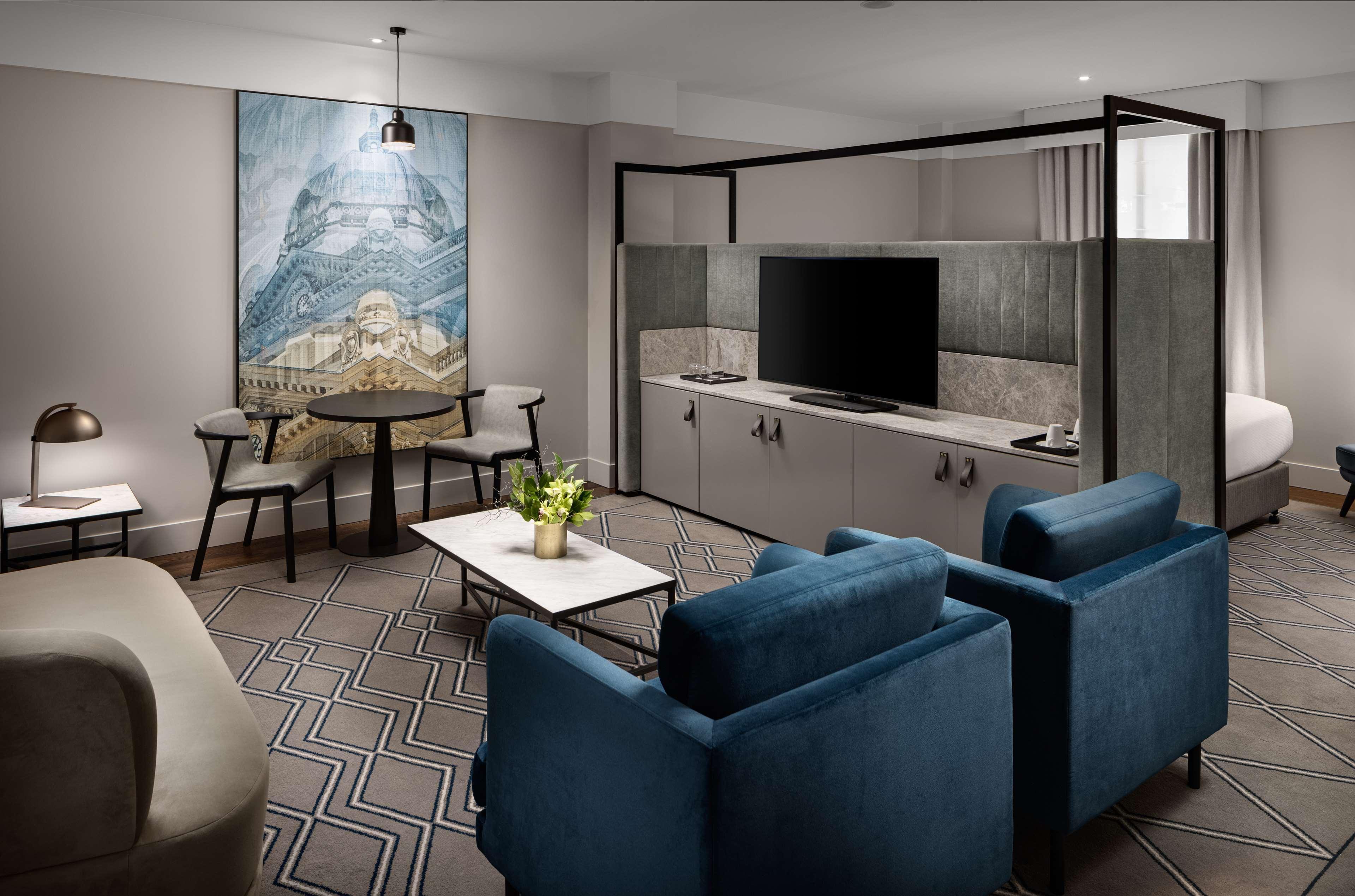 Hilton Melbourne Little Queen Street Extérieur photo A suite at the hotel