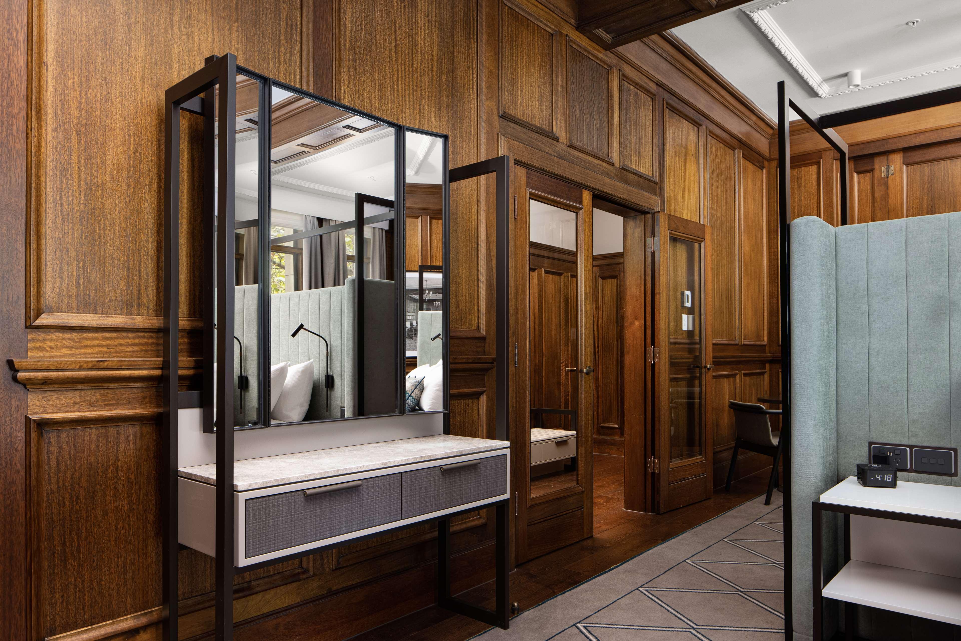 Hilton Melbourne Little Queen Street Extérieur photo The interior of the station's public toilets