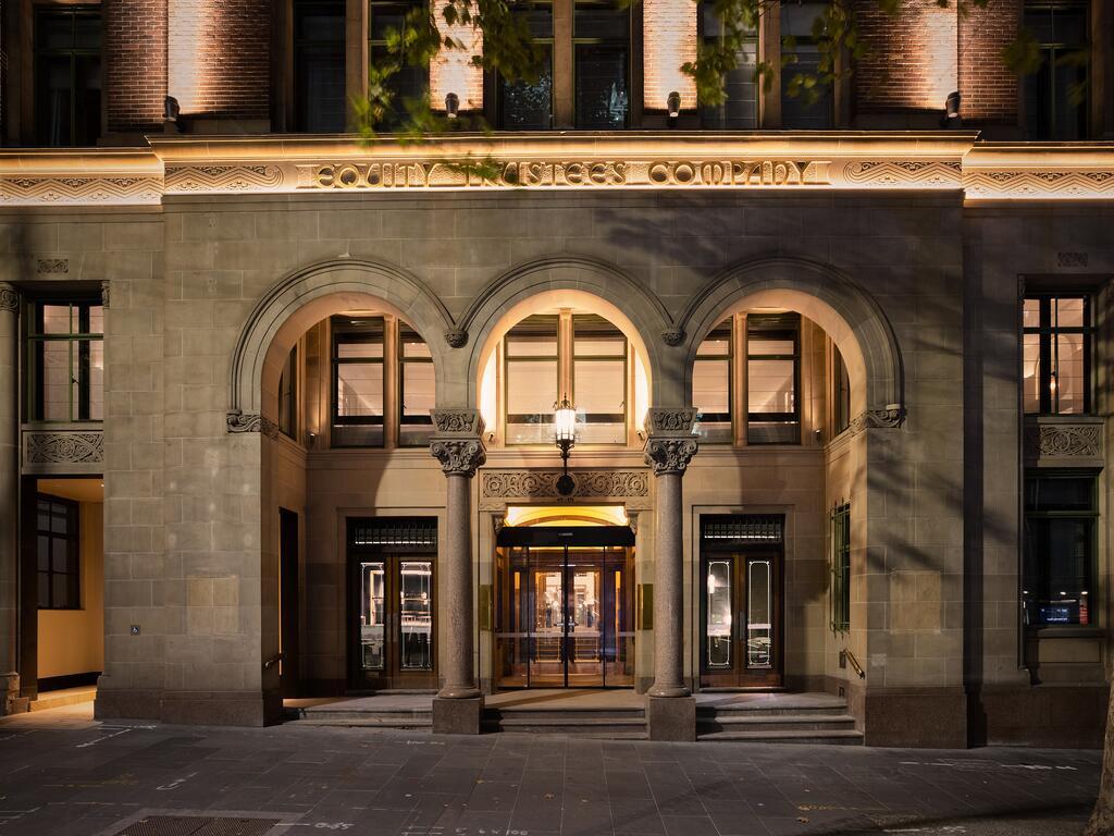 Hilton Melbourne Little Queen Street Extérieur photo The entrance to the hotel