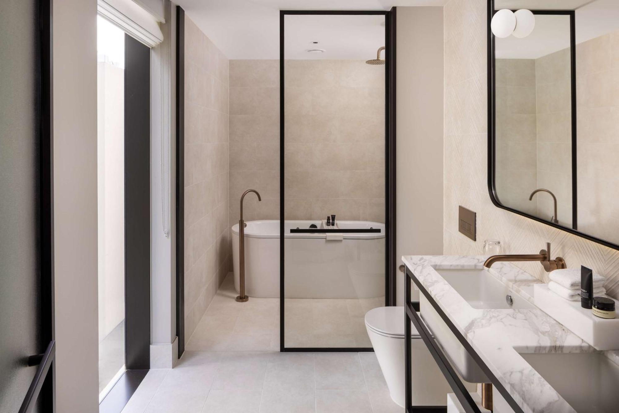 Hilton Melbourne Little Queen Street Extérieur photo Bathroom