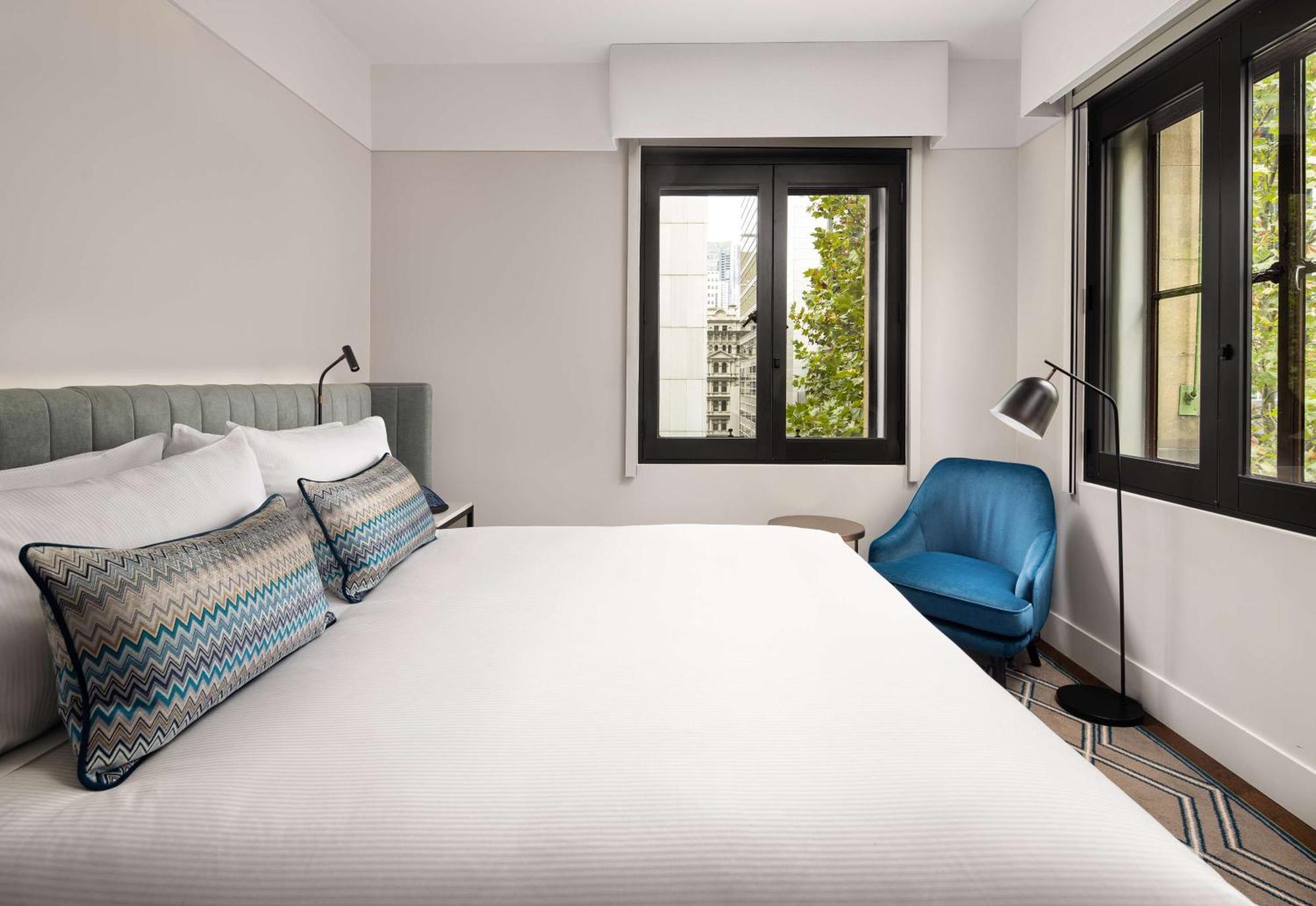 Hilton Melbourne Little Queen Street Extérieur photo A bedroom at the hotel