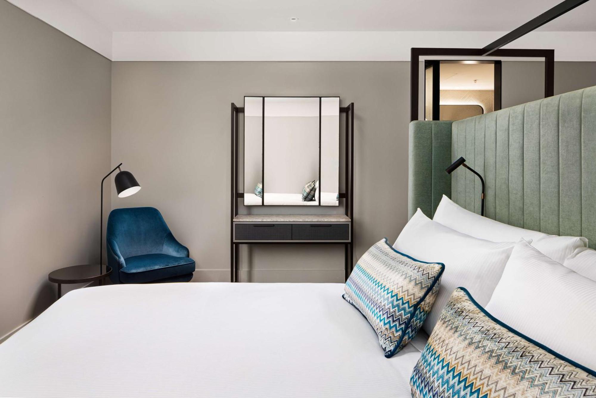 Hilton Melbourne Little Queen Street Extérieur photo A bedroom at the hotel