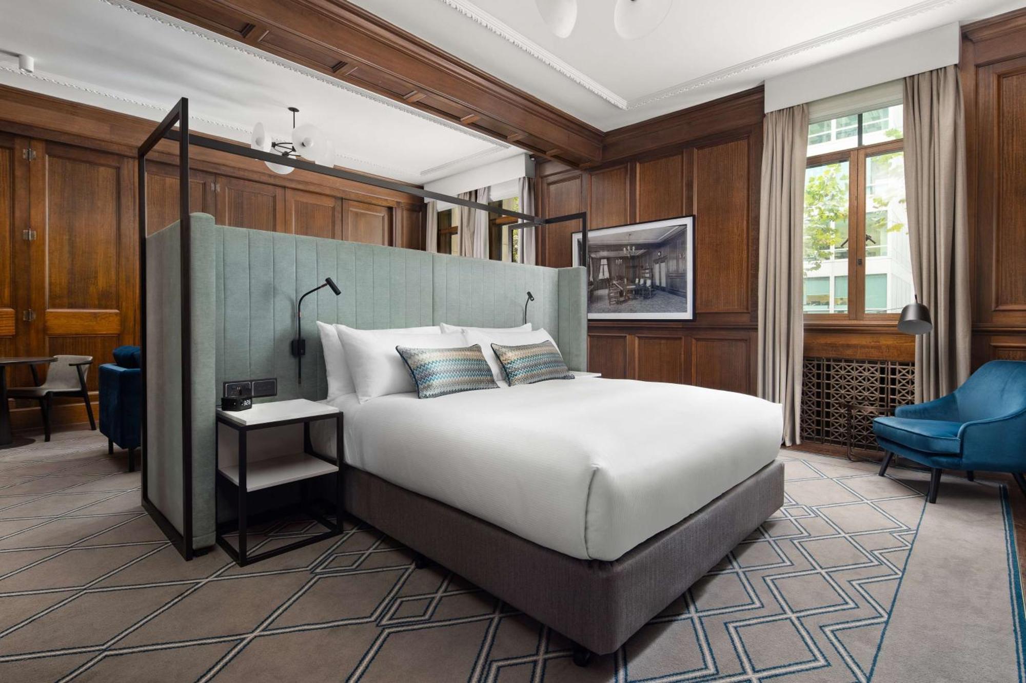Hilton Melbourne Little Queen Street Extérieur photo A bedroom at the hotel