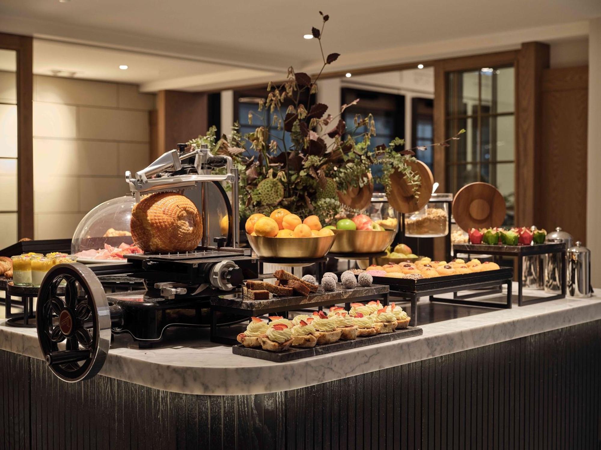 Hilton Melbourne Little Queen Street Extérieur photo A buffet at a hotel