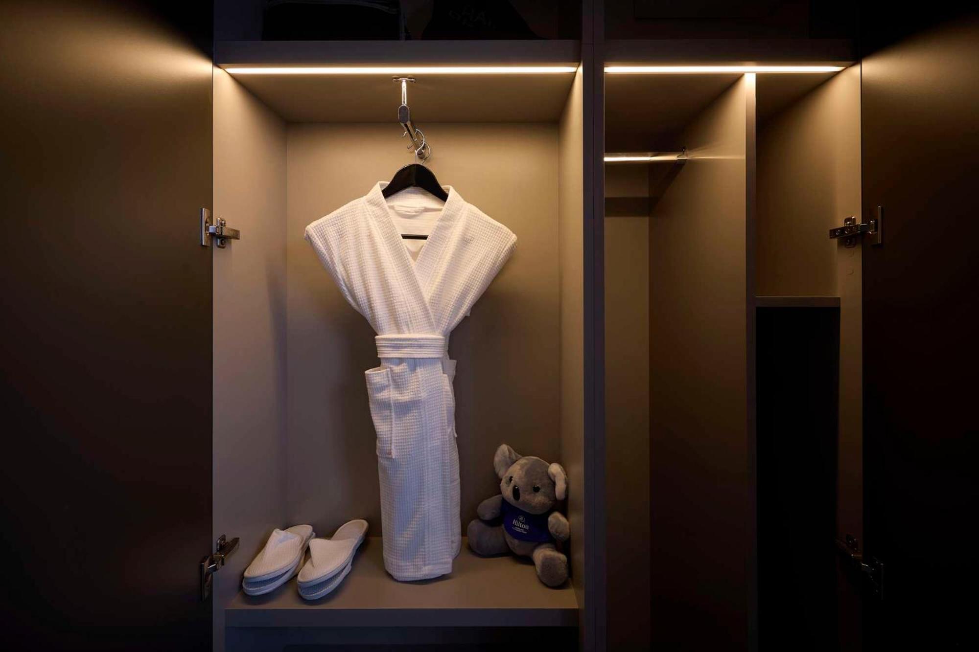 Hilton Melbourne Little Queen Street Extérieur photo A bathrobe in a hotel room