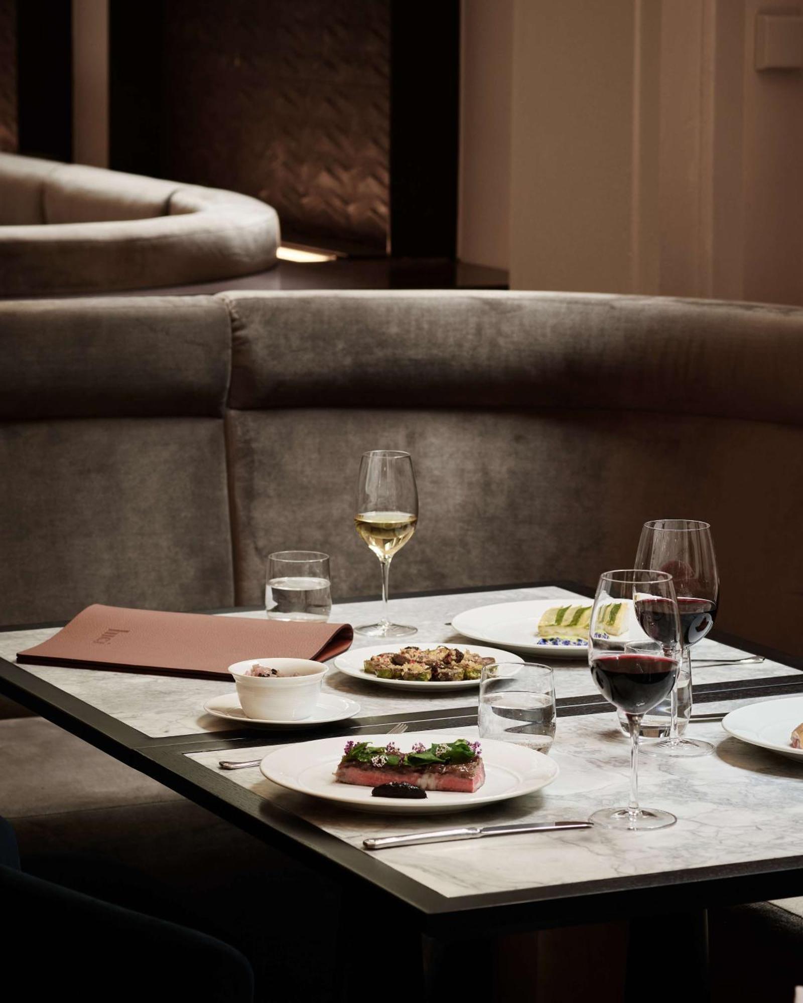 Hilton Melbourne Little Queen Street Extérieur photo Restaurant AOC